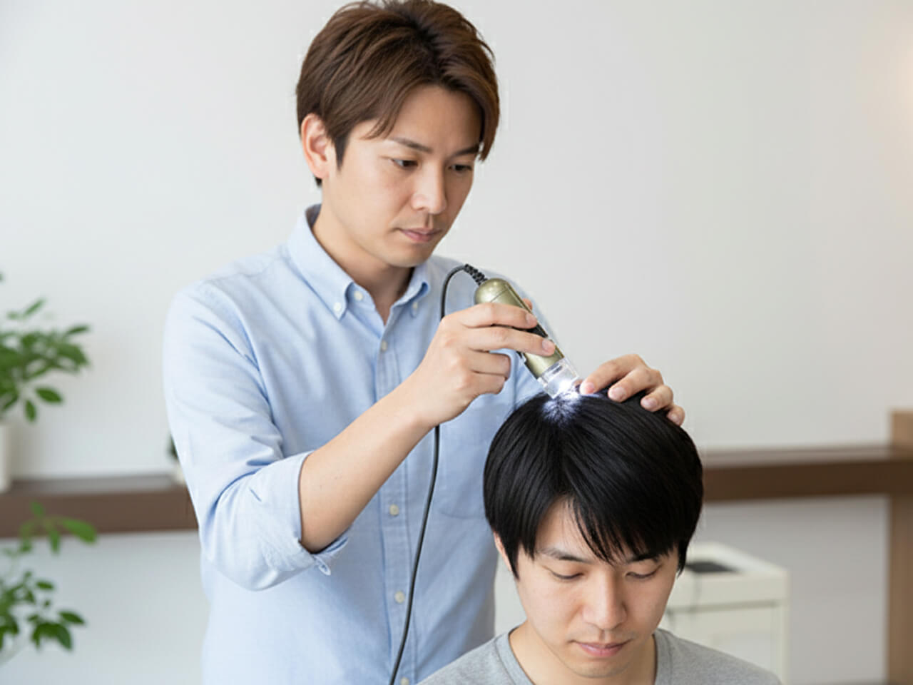 マイクロスコープで頭皮と毛根の状態をチェック