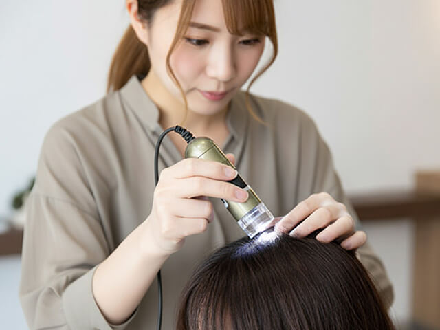 マイクロスコープで頭皮と毛根の状態をチェック