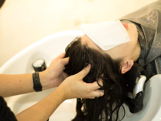 ヘッドスパで血行促進マッサージ