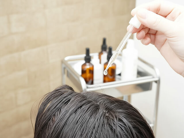 育毛エッセンスを頭皮に浸透させるスカルプケア