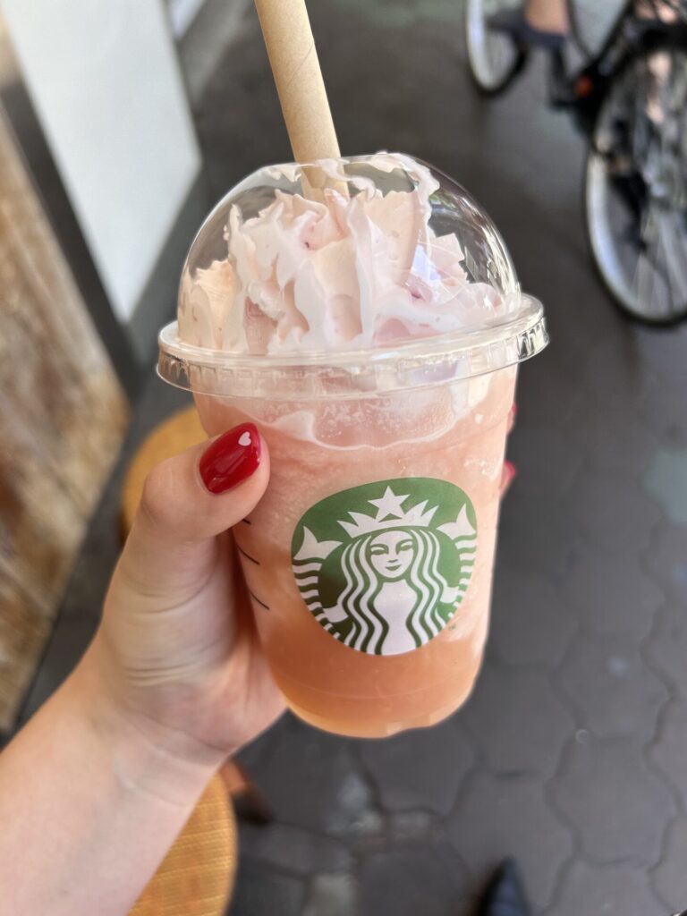 美味しそうな桃フラペチーノ