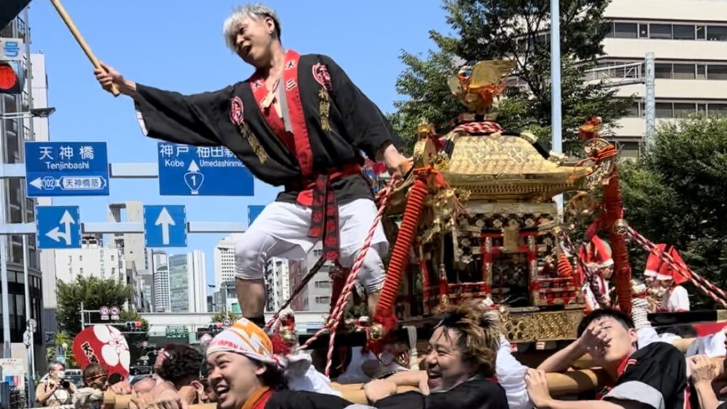 神輿頭をされているマネージャー